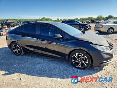 Czwarte zdjęcie samochodu z boku: 2017 CHEVROLET CRUZE LS VIN:1G1BC5SMXH7250371 - miniatura