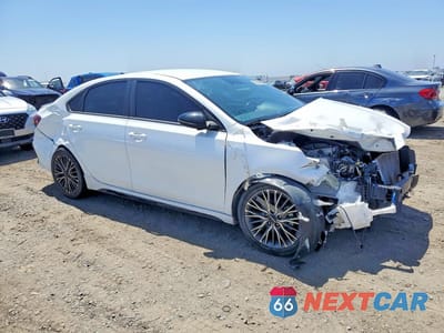 Czwarte zdjęcie samochodu z boku: 2023 KIA FORTE GT-LINE VIN:3KPF54AD1PE660991 - miniatura