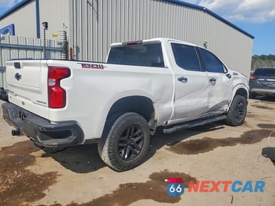 Trzecie zdjęcie samochodu z tyłu: 2021 CHEVROLET SILVERADO K1500 TRAIL BOSS CUSTOM VIN:3GCPYCEF4MG338802 - miniatura
