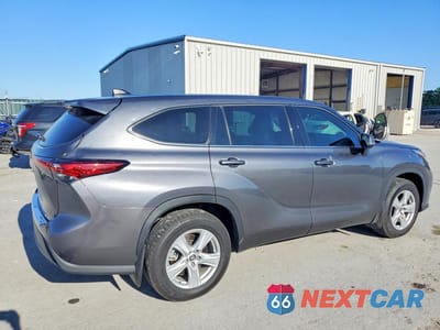 Trzecie zdjęcie samochodu z tyłu: 2022 TOYOTA HIGHLANDER LE VIN:5TDBZRBH6NS575911 - miniatura