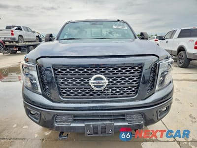 Piąte zdjęcie samochodu w środku: 2018 NISSAN TITAN XD SL VIN:1N6BA1F48JN520146 - miniatura