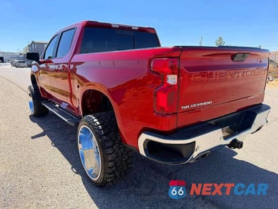 Trzecie zdjęcie samochodu z tyłu: 2021 CHEVROLET SILVERADO K1500 LT VIN:1GCUYDED0MZ214405 - miniatura