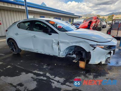 Czwarte zdjęcie samochodu z boku: 2026 MAZDA MAZDA3 SELECT SPORT VIN:JM1BPAKL7T1857917 - miniatura