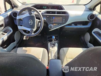 Zdjęcie 8 z 12 samochodu: 2012 TOYOTA PRIUS C THREE VIN:JTDKDTB33C1511562 - miniatura