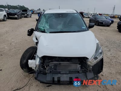 Piąte zdjęcie samochodu w środku: 2020 NISSAN KICKS S VIN:3N1CP5BV4LL570284 - miniatura