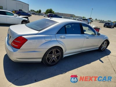 Trzecie zdjęcie samochodu z tyłu: 2013 MERCEDES-BENZ S 550 VIN:WDDNG7DB7DA511460 - miniatura