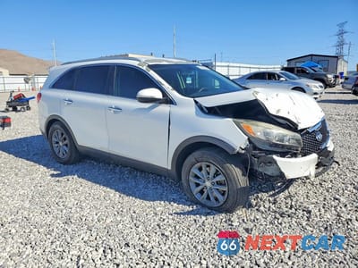 Czwarte zdjęcie samochodu z boku: 2016 KIA SORENTO LX VIN:5XYPG4A35GG043263 - miniatura