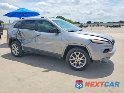 Czwarte zdjęcie samochodu z boku: 2016 JEEP CHEROKEE LATITUDE VIN:1C4PJLCB0GW264059 - miniatura