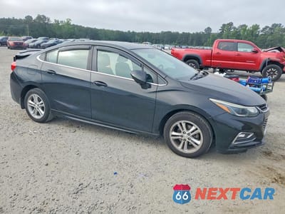 Czwarte zdjęcie samochodu z boku: 2018 CHEVROLET CRUZE LT VIN:1G1BE5SM0J7142552 - miniatura