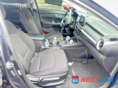 Piąte zdjęcie samochodu w środku: 2021 KIA FORTE LXS VIN:3KPF24AD7ME316523 - miniatura