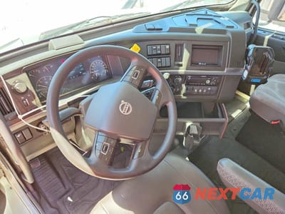 Zdjęcie 9 z 10 samochodu: 2020 VOLVO VNR SEMI TRUCK VIN:4V4W39EH6LN262282 - miniatura