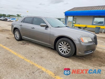 Czwarte zdjęcie samochodu z boku: 2012 CHRYSLER 300 VIN:2C3CCAAG6CH107385 - miniatura
