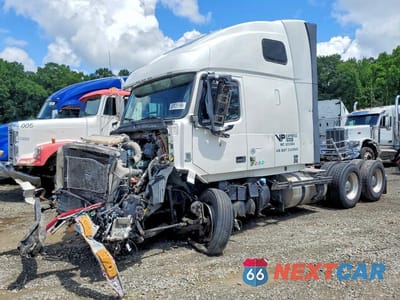 Drugie zdjęcie samochodu z przodu: 2014 VOLVO VNL SEMI TRUCK VIN:4V4NC9EH8EN176003 - miniatura