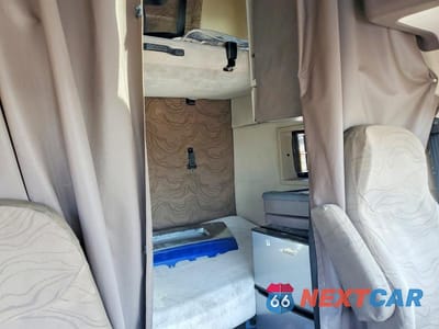 Zdjęcie 6 z 10 samochodu: 2016 VOLVO VN VNL VIN:4V4NC9TH3GN938613 - miniatura