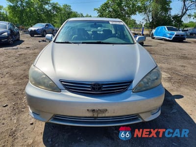 Piąte zdjęcie samochodu w środku: 2005 TOYOTA CAMRY XLE V6 VIN:4T1BF30K95U106730 - miniatura