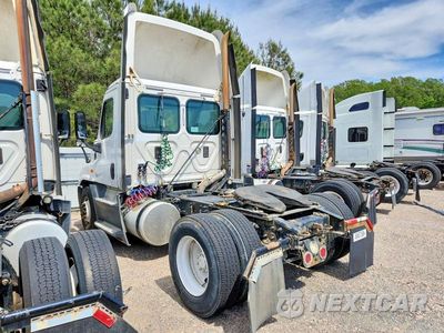 Trzecie zdjęcie samochodu z tyłu: 2016 FREIGHTLINER CASCADIA 125 SEMI TRUCK VIN:1FUBGEDV4GLHC5656 - miniatura