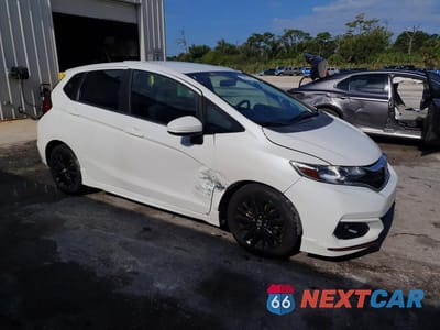 Czwarte zdjęcie samochodu z boku: 2018 HONDA FIT SPORT VIN:3HGGK5G60JM706790 - miniatura