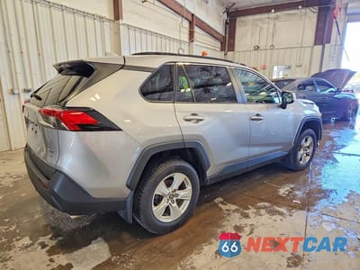 Trzecie zdjęcie samochodu z tyłu: 2021 TOYOTA RAV4 XLE VIN:2T3P1RFV1MC224061 - miniatura