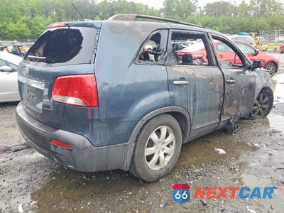 Trzecie zdjęcie samochodu z tyłu: 2011 KIA SORENTO LX VIN:5XYKTDA19BG154881 - miniatura