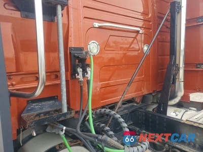 Zdjęcie 9 z 10 samochodu: 2013 VOLVO VN VNL - SEMI TRUCK VIN:4V4NC9EH9DN140433 - miniatura