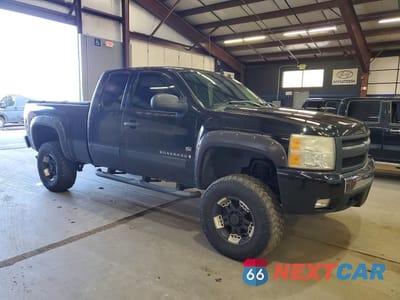 Czwarte zdjęcie samochodu z boku: 2007 CHEVROLET SILVERADO K1500 VIN:2GCEK19J471632824 - miniatura