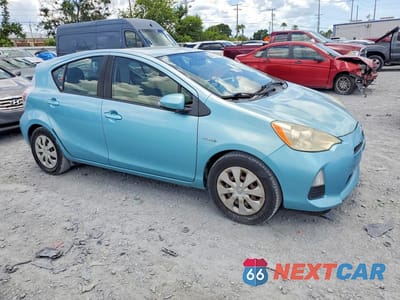 Czwarte zdjęcie samochodu z boku: 2013 TOYOTA PRIUS C ONE VIN:JTDKDTB30D1054324 - miniatura