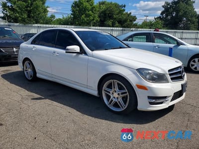 Czwarte zdjęcie samochodu z boku: 2014 MERCEDES-BENZ C VIN:WDDGF4HB9ER317603 - miniatura