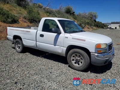 Czwarte zdjęcie samochodu z boku: 2005 GMC NEW SIERRA C1500 VIN:1GTEC14V75Z258768 - miniatura