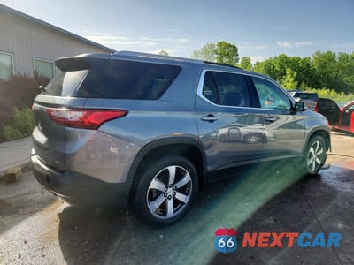 Trzecie zdjęcie samochodu z tyłu: 2018 CHEVROLET TRAVERSE LT VIN:1GNEVHKW0JJ133464 - miniatura