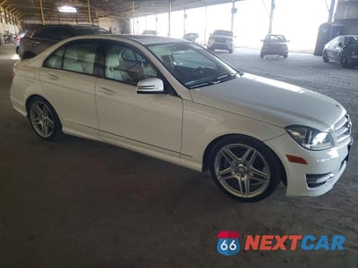 Czwarte zdjęcie samochodu z boku: 2013 MERCEDES-BENZ C 250 VIN:WDDGF4HB5DR271380 - miniatura
