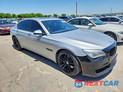 Czwarte zdjęcie samochodu z boku: 2013 BMW 750 I VIN:WBAYA8C50DC996858 - miniatura