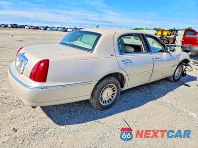 Trzecie zdjęcie samochodu z tyłu: 2000 LINCOLN TOWN CAR VIN:1LNHM83W0YY938434 - miniatura