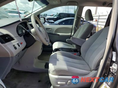 Zdjęcie 7 z 13 samochodu: 2013 TOYOTA SIENNA LE VIN:5TDKK3DC1DS378386 - miniatura