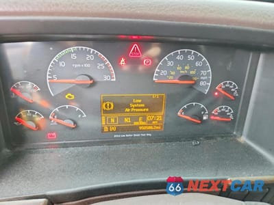 Zdjęcie 8 z 10 samochodu: 2016 VOLVO VNL SEMI TRUCK VIN:4V4NC9EH5GN942160 - miniatura