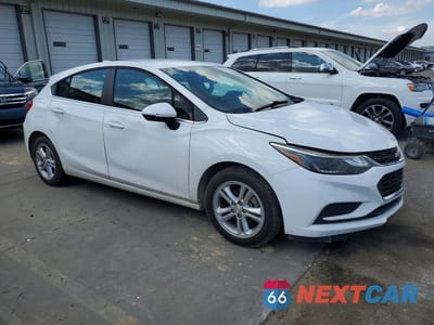 Czwarte zdjęcie samochodu z boku: 2017 CHEVROLET CRUZE LT VIN:3G1BE6SM2HS576599 - miniatura