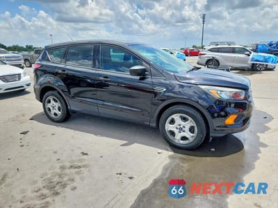 Czwarte zdjęcie samochodu z boku: 2018 FORD ESCAPE S VIN:1FMCU0F75JUB36894 - miniatura