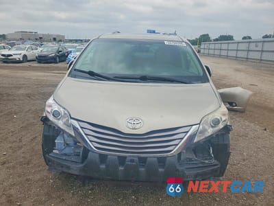 Piąte zdjęcie samochodu w środku: 2015 TOYOTA SIENNA XLE PREMIUM 8-PASSENGER VIN:5TDYK3DC5FS680258 - miniatura