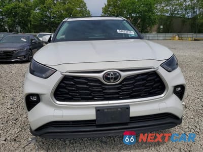 Piąte zdjęcie samochodu w środku: 2022 TOYOTA HIGHLANDER XLE VIN:5TDGZRBH2NS204427 - miniatura