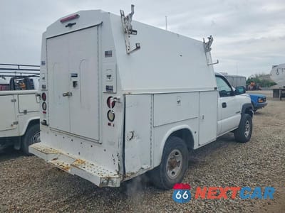 Trzecie zdjęcie samochodu z tyłu: 2006 CHEVROLET SILVERADO C2500 HEAVY DUTY VIN:1GBHC24U06E150175 - miniatura