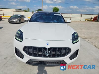 Piąte zdjęcie samochodu w środku: 2023 MASERATI GRECALE MODENA VIN:ZN682AVM0P7427399 - miniatura