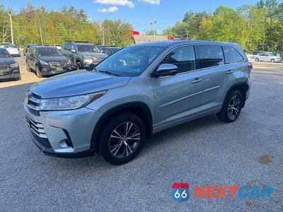 Drugie zdjęcie samochodu z przodu: 2018 TOYOTA HIGHLANDER LE VIN:5TDBZRFH9JS843564 - miniatura