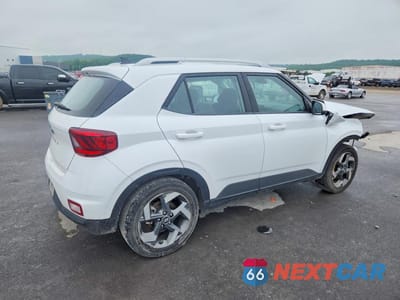 Trzecie zdjęcie samochodu z tyłu: 2022 HYUNDAI VENUE SEL VIN:KMHRC8A32NU138379 - miniatura