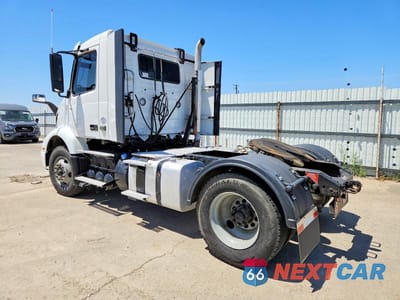 Trzecie zdjęcie samochodu z tyłu: 2020 VOLVO VNR SEMI TRUCK VIN:4V4W39EH6LN262282 - miniatura