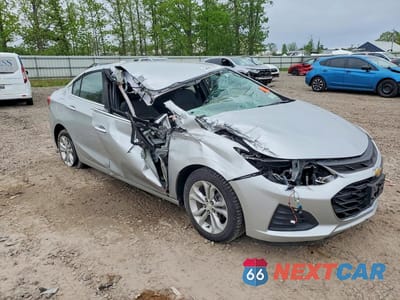 Czwarte zdjęcie samochodu z boku: 2019 CHEVROLET CRUZE LT VIN:1G1BE5SM7K7133851 - miniatura