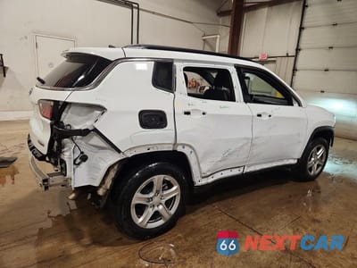 Trzecie zdjęcie samochodu z tyłu: 2023 JEEP COMPASS LATITUDE VIN:3C4NJDBNXPT561435 - miniatura