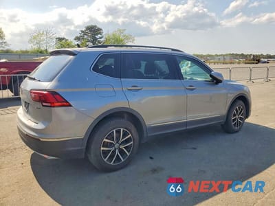 Trzecie zdjęcie samochodu z tyłu: 2021 VOLKSWAGEN TIGUAN SE VIN:3VV2B7AX7MM014117 - miniatura