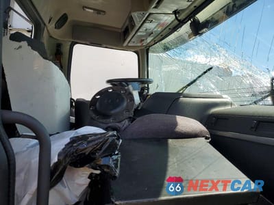 Piąte zdjęcie samochodu w środku: 2024 VOLVO VNR VIN:4V4WC9EH0RN644087 - miniatura