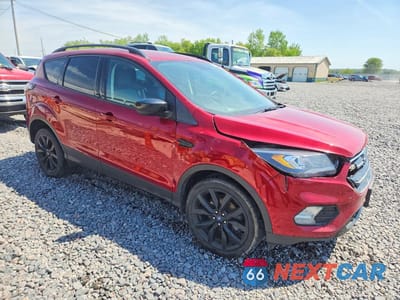 Czwarte zdjęcie samochodu z boku: 2018 FORD ESCAPE SE VIN:1FMCU0GD7JUD37460 - miniatura