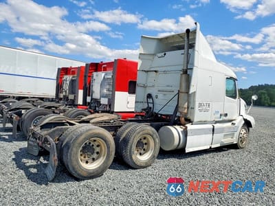Czwarte zdjęcie samochodu z boku: 2005 VOLVO VNL SEMI TRUCK VIN:4V4NC9GH65N390260 - miniatura