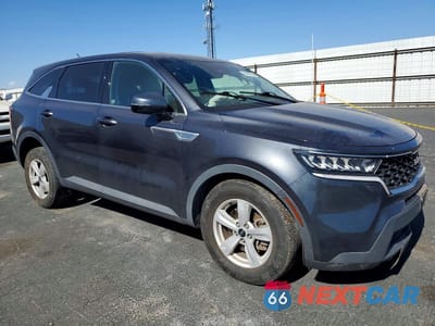 Czwarte zdjęcie samochodu z boku: 2022 KIA SORENTO LX VIN:5XYRGDLC0NG080806 - miniatura